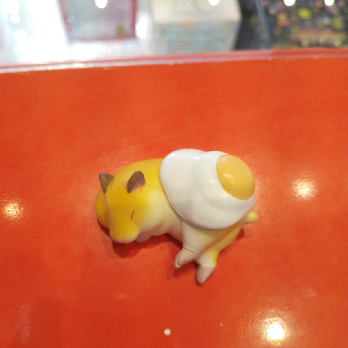 Hamster Egg lying down mini figure