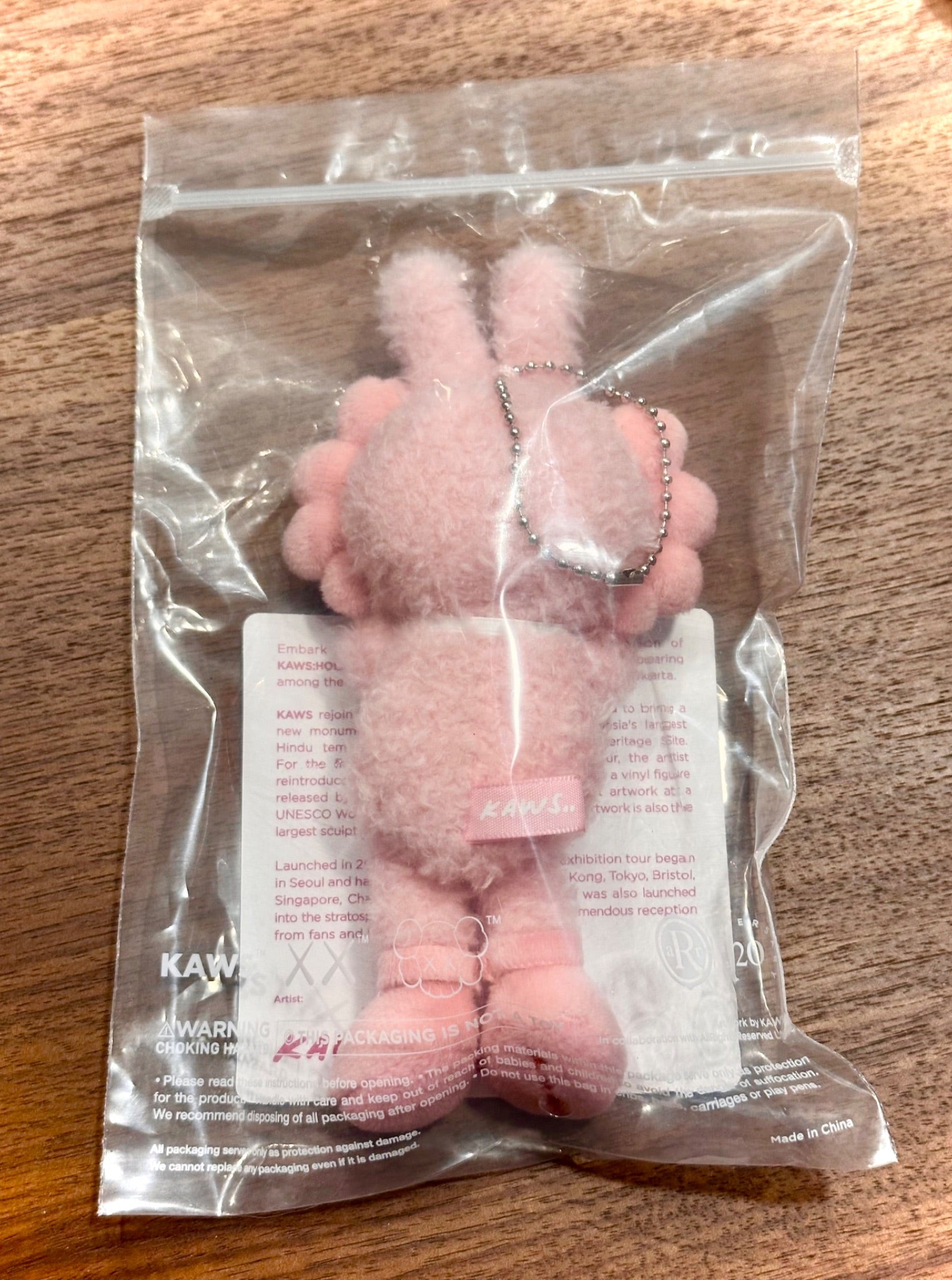KAWS キーホルダー　ピンク セサミ×カウズ 【ピンク】キーホルダー kaws バッグホルダー