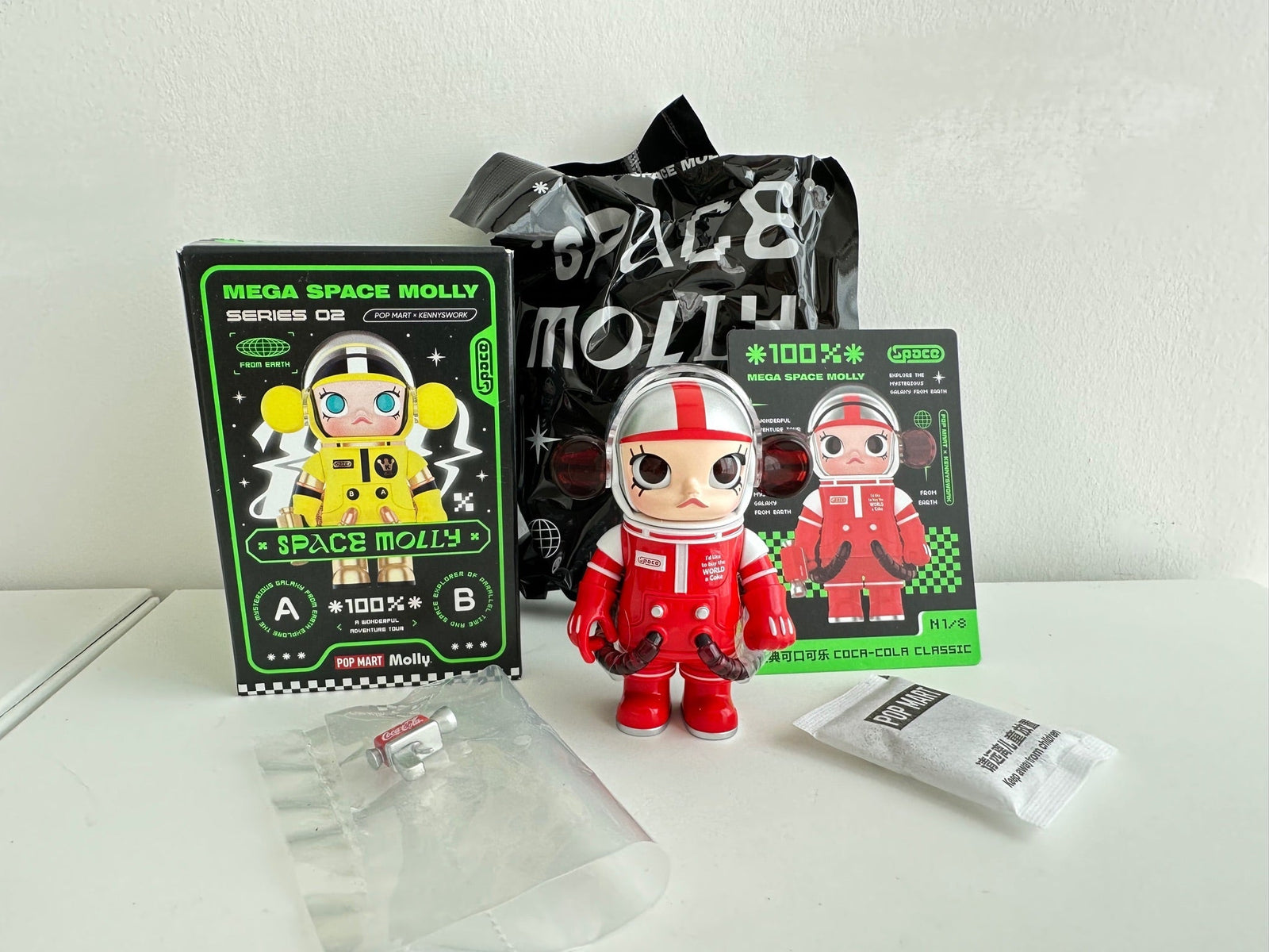 Coca Cola Classic - MEGA SPACE MOLLY 100% Series 2-A by POP MART - 1