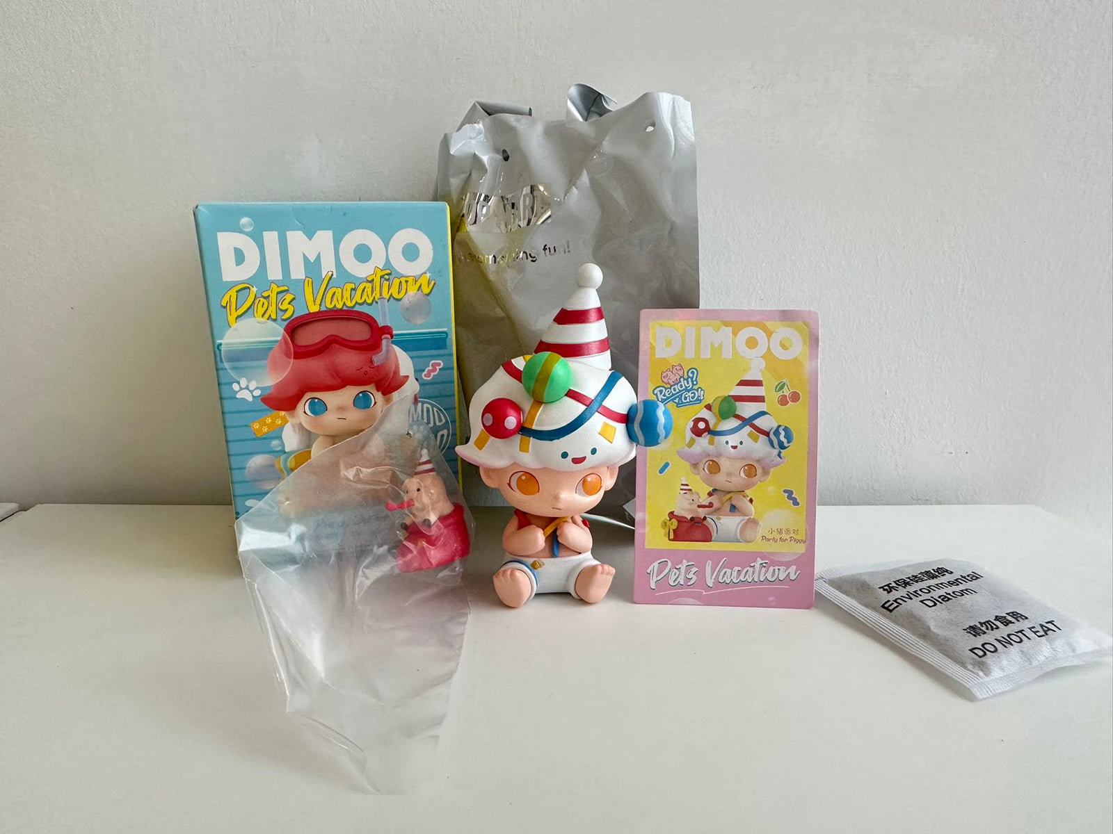 Party for piggy - Dimoo Pets Vacation Blind Box Series by POP MART - 1