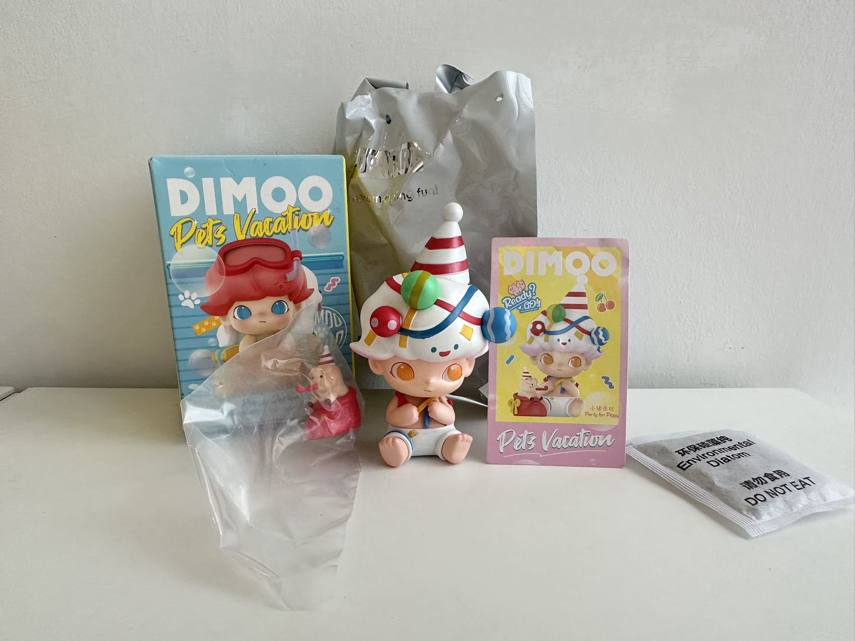 Party for piggy - Dimoo Pets Vacation Blind Box Series by POP MART - 1