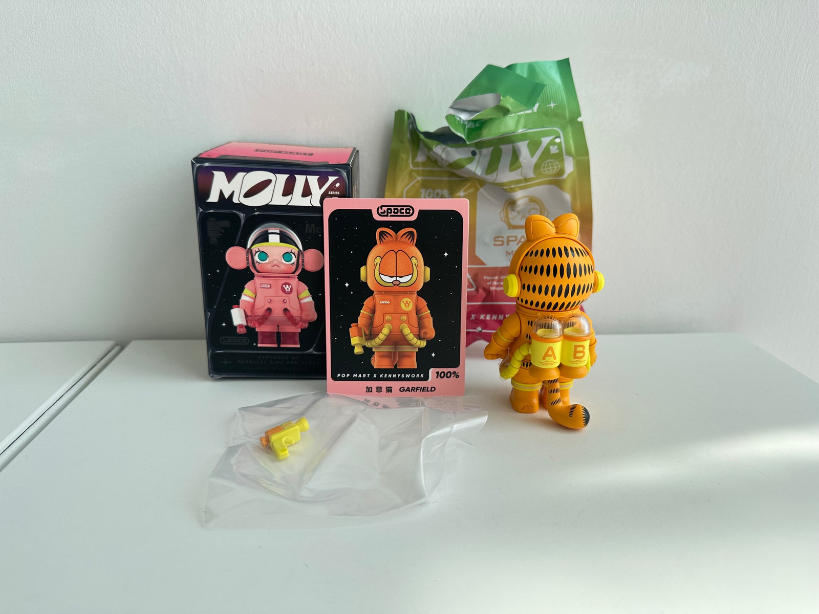 GARFIELD - MEGA SPACE MOLLY 100% Series 3 by POP MART