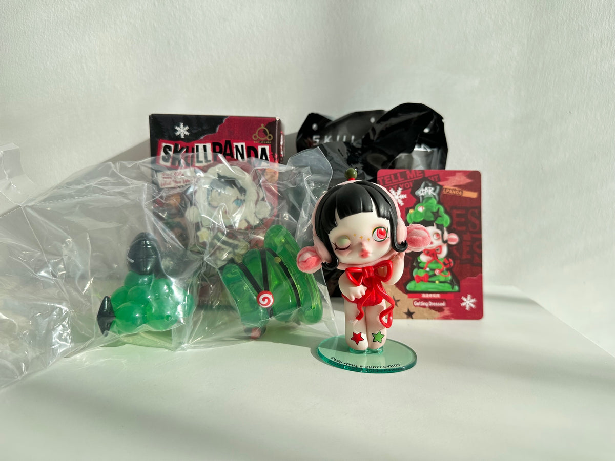 Getting dressed - SKULLPANDA Tell Me What You Want Series by POP MART - 2