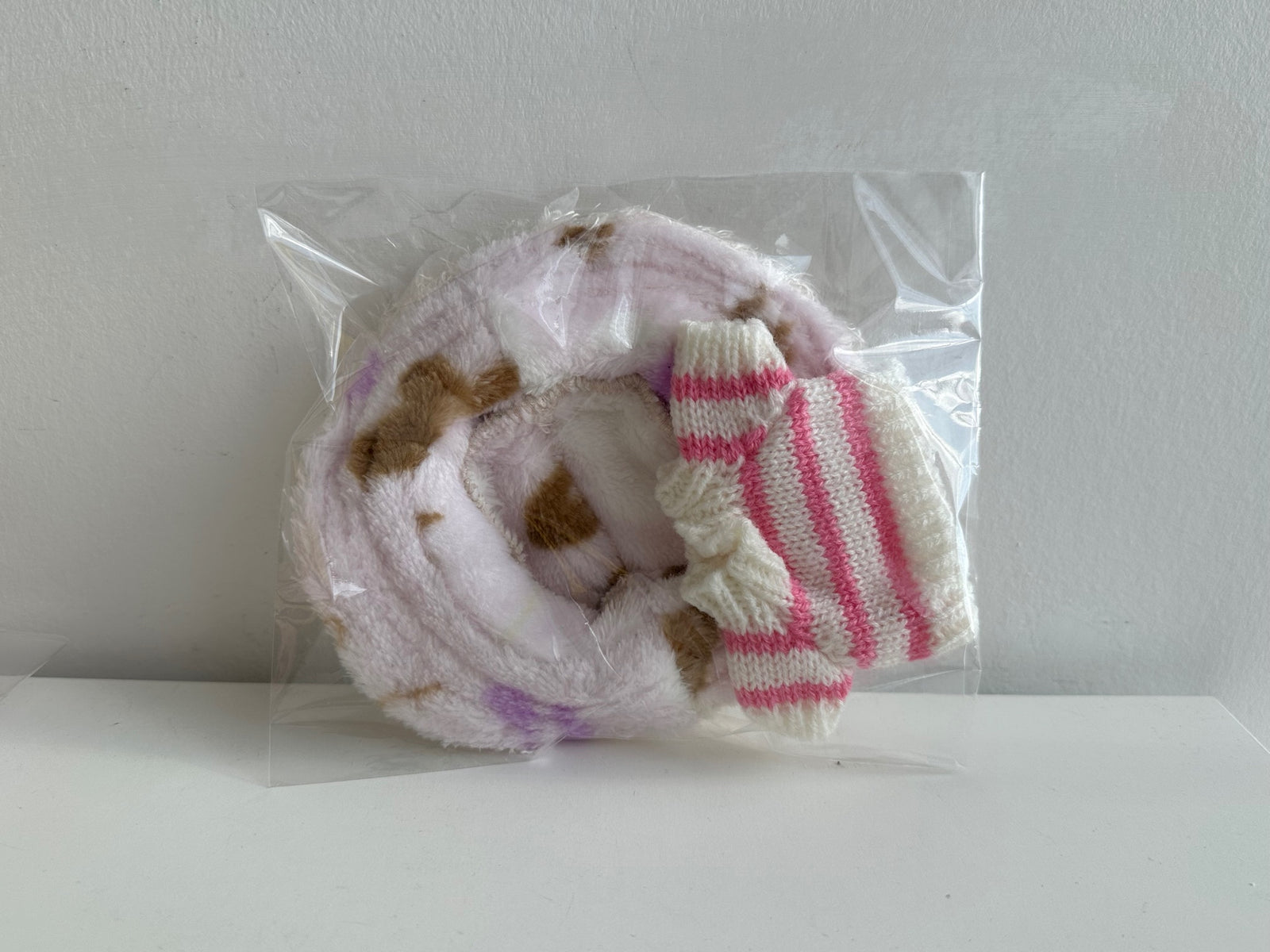 Fluffy hat with pink sweater Outfit - Labubu Clothes - 1