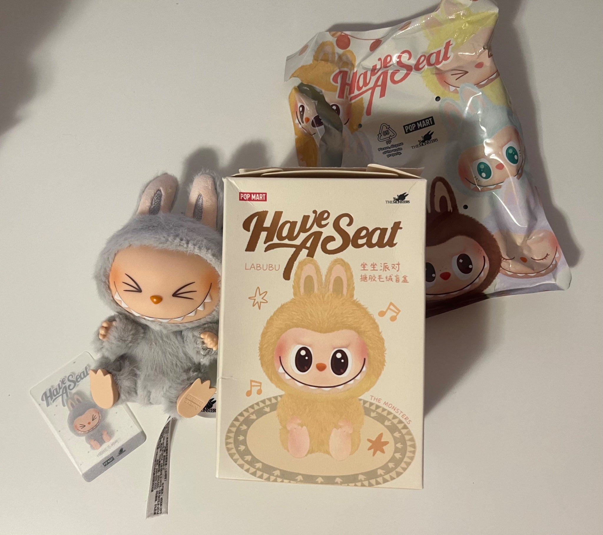 Amazon.co.jp: popmart LABUBU ぬいぐるみ HEHE Have a Seat