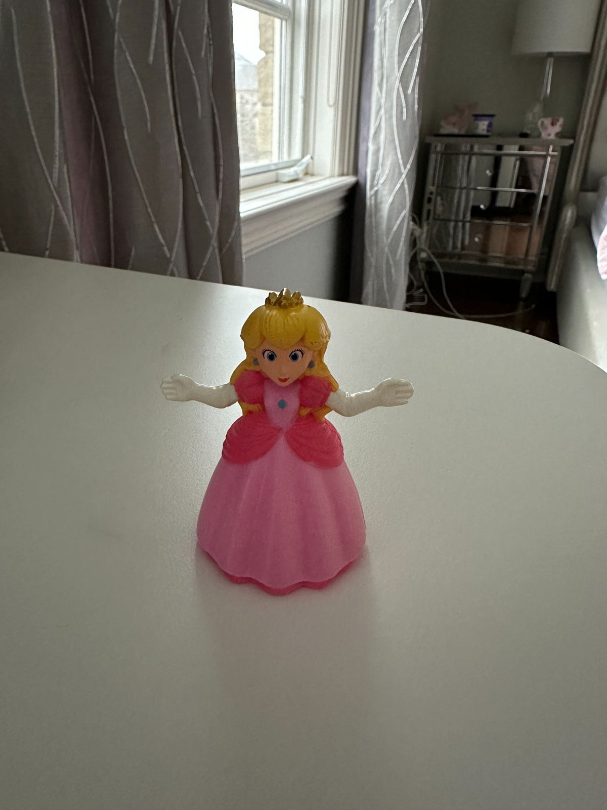 Princess Peach Figurine - 1