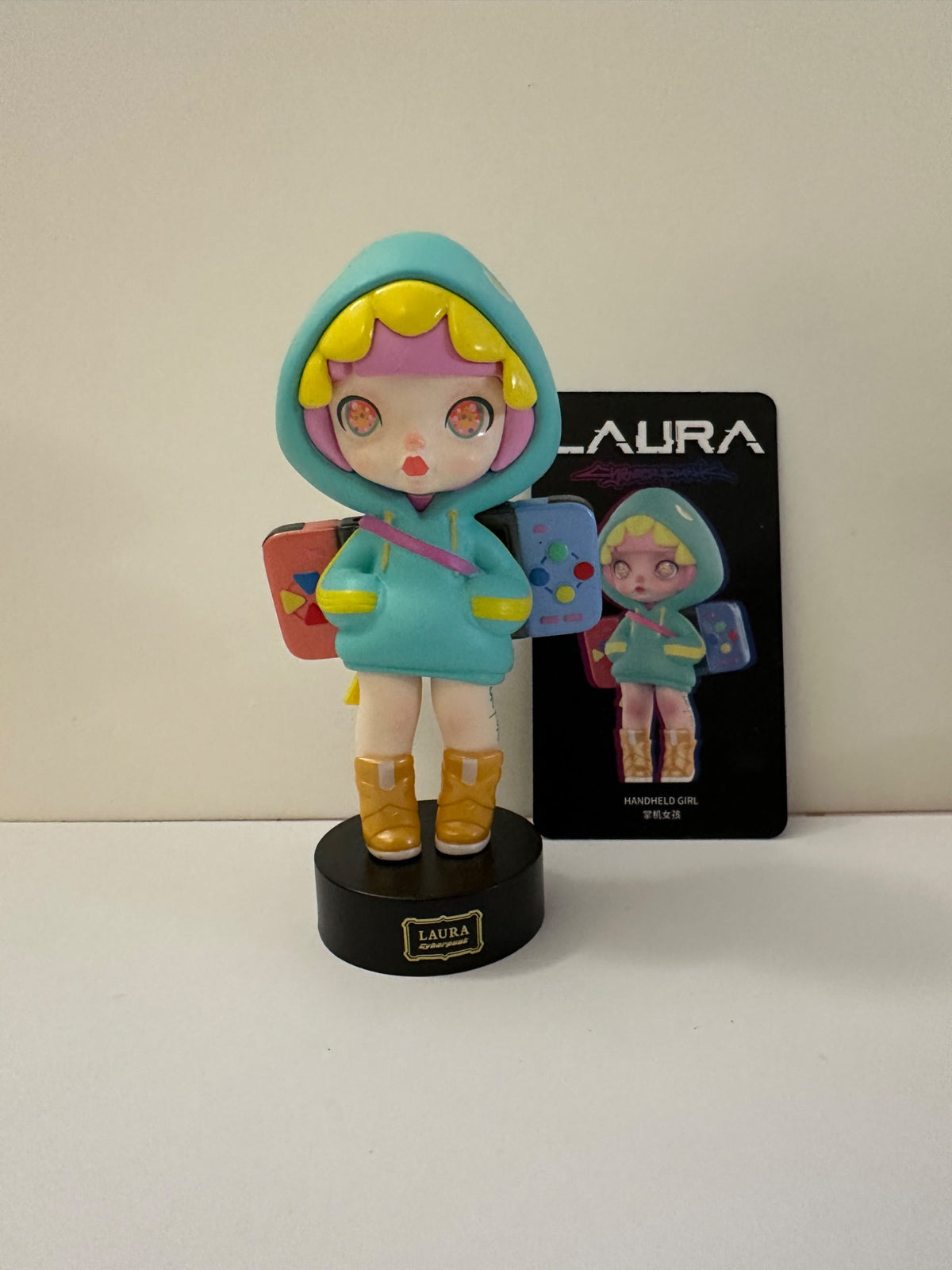 Handheld Girl - Laura Cyberpunk - Toy City - 1