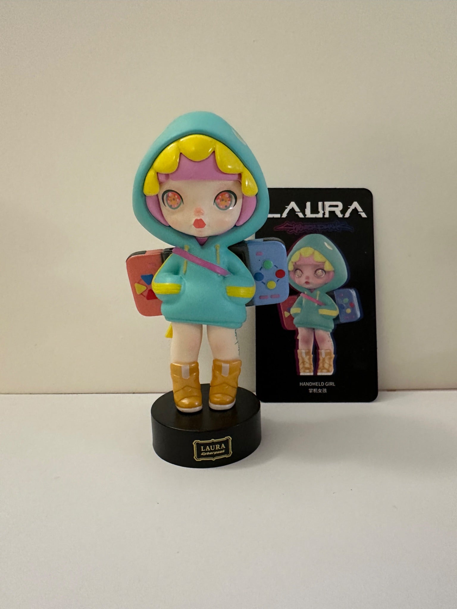 Handheld Girl - Laura Cyberpunk - Toy City - 1